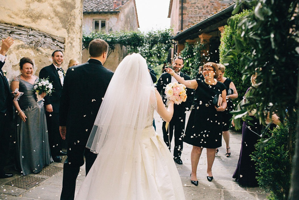 wedding-toss-italy