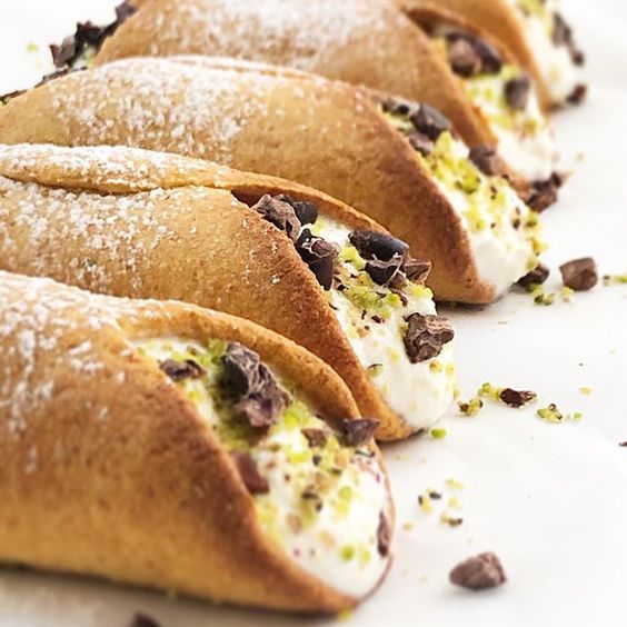 cannoli-siciliani-tuscan-desserts